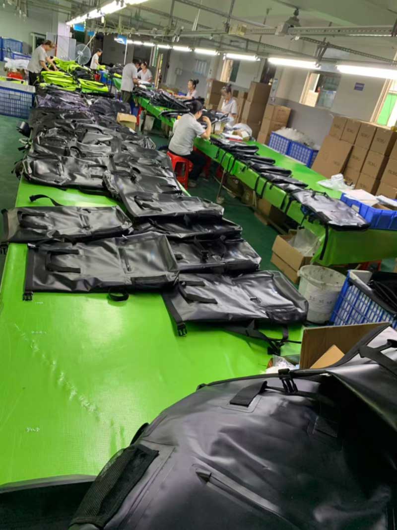 Merkintä, pintasuojaus ja usean mallin ohjaus hitsatussa repputilauksessa